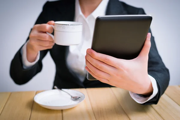 Geschäftsfrau nutzt Tablet-PC — Stockfoto