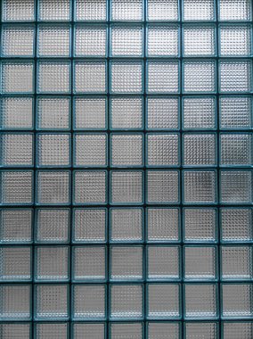 Duvar mavi cam bloklarla kaplı, desenli..