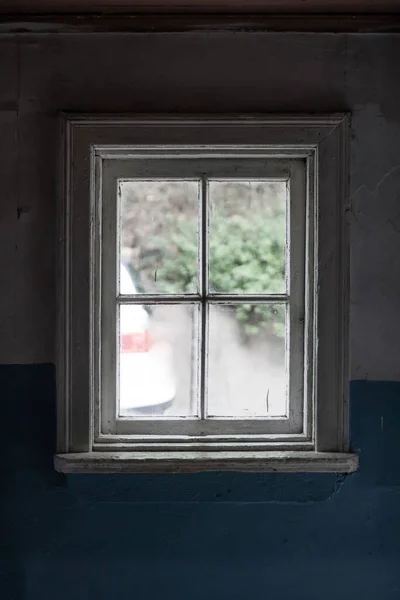 Vieja Ventana Madera Blanca Sucia Una Casa Abandonada Del Siglo —  Fotos de Stock