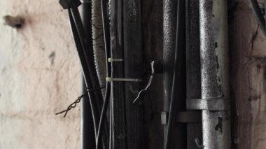 Evin duvarında kaotik bir elektrik kablosu yığını vardı, yakın plan..