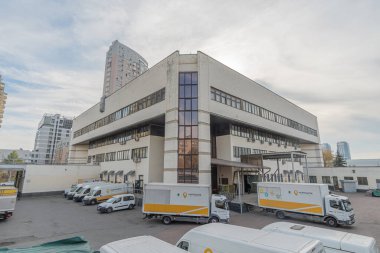 Kyiv 'deki sol banka postanesinin cephesi. 1995 'in modernist binası. Kyiv, Ukrayna - Ekim 2021