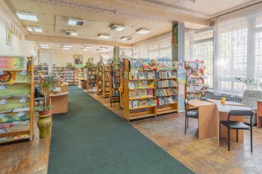 1975 'te inşa edilen ve adını Yuri Zbanatsky' den alan eski Sovyet halk kütüphanesinin içi. Kyiv, Ukrayna - Ekim 2021.