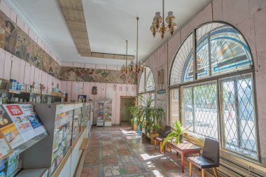 1975 'te inşa edilen eski Sovyet eczanesinin içi. Kyiv, Ukrayna - Haziran 2021.