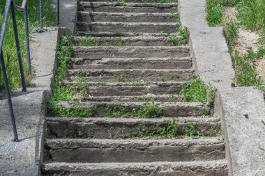 Rampası olmayan eski kırık beton sokak merdivenleri. Eski Sovyet caddesi merdivenleri. Kyiv, Ukrayna - Temmuz 2021.