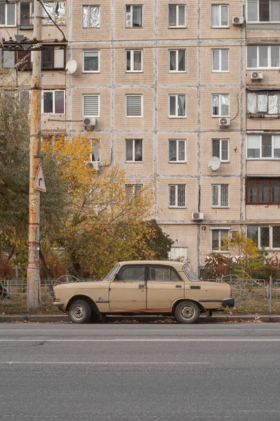 Carro Retro Bege Moskvich 412 Rua Com Uma Antiga Casa — Fotografia de Stock
