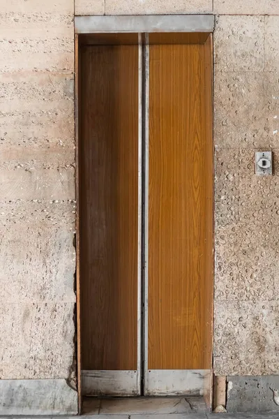 Закрытые Старые Советские Деревянные Двери Лифта Старом Интерьере Стиле Модернизма — стоковое фото