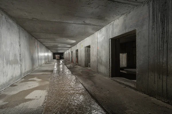 排水溝集めの長方形コンクリートトンネルの内部 — ストック写真