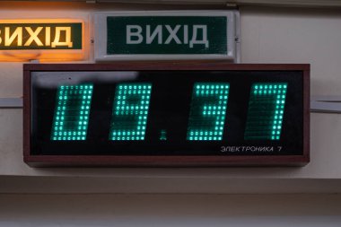 Eski Sovyet marka dijital duvar saati Elektronika 7, ışıltılı parmakları olan endüstriyel dijital bir saattir. Kamianets-Podilskyi, Khmelnytsky oblast, Ukrayna - Kasım 2021.