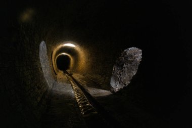 Eski tuğla işi lağım tüneli. Yeraltı nehri ya da 19. yüzyılın eski yağmur suyu koleksiyoncusu..