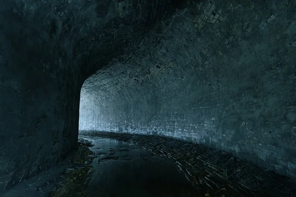 ターンからの光と古いレンガ造りの下水道トンネル 19世紀の地下河川や古い雨水収集家 — ストック写真