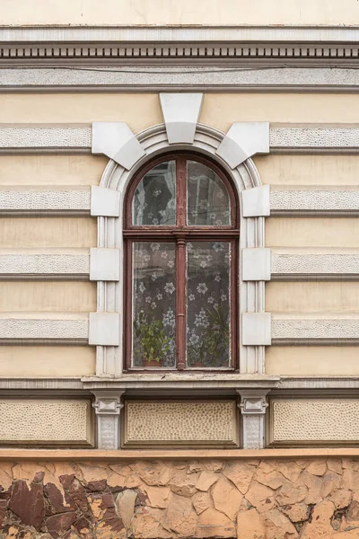 Okno Starého Městského Domu Postaveného Konci Století Zblízka Texturou — Stock fotografie