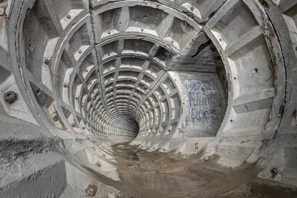 排水隧道 将水从斜坡排出 排污管道Chernivtsi Ukraine November 2021 — 图库照片