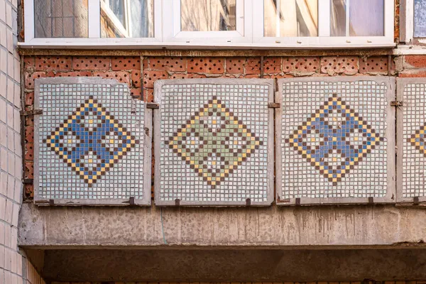 Adorno Mosaico Balcón Del Edificio Apartamentos Prefabricado Soviético Kamianets Podilskyi —  Fotos de Stock