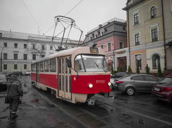 Vecchio Tram Rosso Tatra Sulla Piazza Del Contratto Podil Kiev — Foto Stock