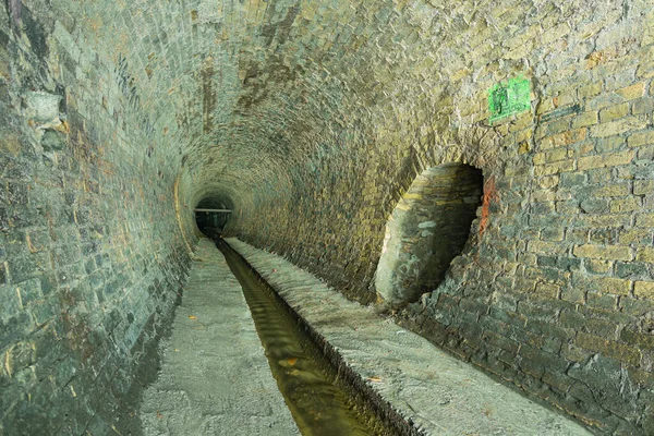 旧的砖造下水道隧道19世纪地下河流或旧雨水收集系统 — 图库照片