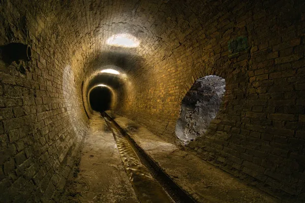 Eski tuğla işi lağım tüneli. Yeraltı nehri ya da 19. yüzyılın eski yağmur suyu koleksiyoncusu..