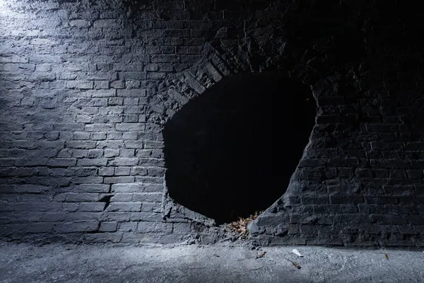 세기에 만들어 배수탑의 어두운 터널에서 거리에서 들어옵니다 중앙에 구멍이 — 스톡 사진
