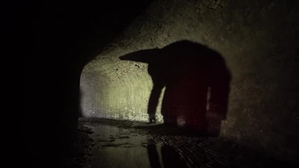 Człowiek Czerwoną Latarnią Spaceruje Starym Murowanym Podziemnym Kolektorze Ścieków Xix — Wideo stockowe