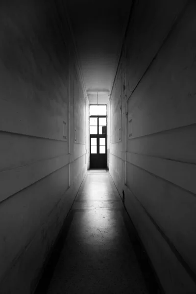 Hög Mörk Kuslig Korridor Med Ljus Slutet Och Höga Dörrar — Stockfoto