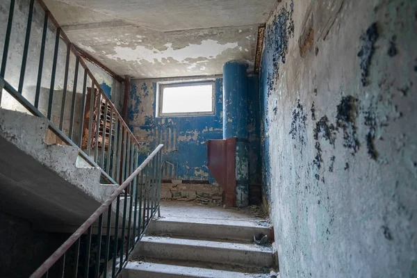 チェルノブイリ排除区域の放棄された家の階段の内部 ウクライナのチェルノブイリ — ストック写真