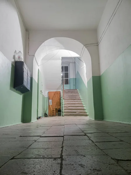 Interior Escalera Arco Mala Calidad Una Antigua Casa Construida Siglo —  Fotos de Stock