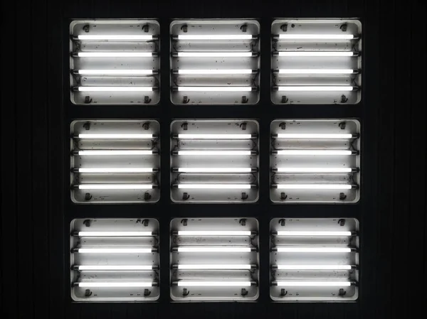 Nueve Pantallas Cuadradas Con Cuatro Lámparas Fluorescentes Techo —  Fotos de Stock