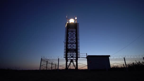 夕暮れ時の空を背景に新しい木製の灯台のシルエット タイムラプス — ストック動画