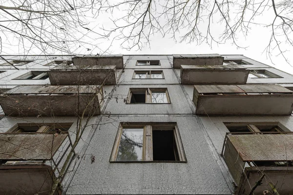 チェルノブイリ排除区域の放棄されたプレハブ住宅のファサード ウクライナのチェルノブイリ — ストック写真