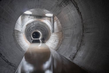Yeni beton drenaj yağmur suyu koleksiyoncusu, beton bir boruda, iç görünümde..