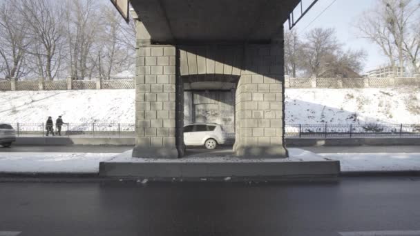 1955年に建てられた古い陸橋のサポートは 黒い石のブロックが並んでいます ウクライナのキエフ 2021年12月 — ストック動画