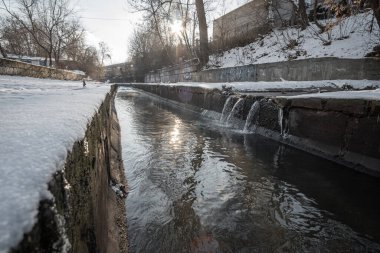 Kışın Lybid Nehri, kanalizasyon kanalı. Kyiv, Ukrayna - Aralık 2021.