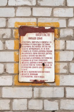 Eski Sovyet Rus sokak tabelası evin sakinlerinin sorumluluklarıyla birlikte. Pereyaslav, Ukrayna - Ocak 2022