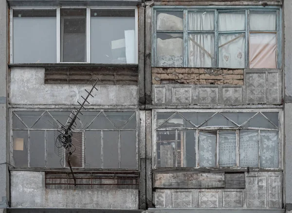 Sucios Balcones Deteriorados Una Casa Residencial Hormigón Soviético Prefabricada Primer —  Fotos de Stock