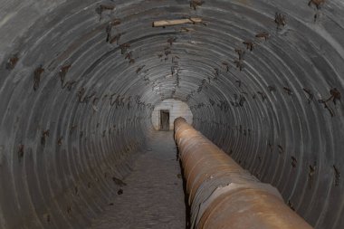 Boru ile karanlık yeraltı beton iletişim tüneli