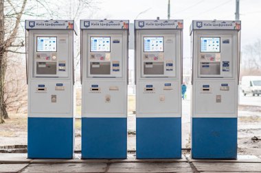 Sokak biletleri için satış makineleri. Kyiv, Ukrayna - Şubat 2022.