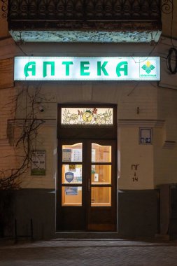 Ukrayna 'daki eczanenin kapıları. Geceleri üzerinde 