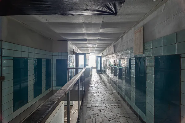 古い暗いソ連のセラミックタイルが並ぶ廊下を放棄した ウクライナのキエフ 2022年2月 — ストック写真