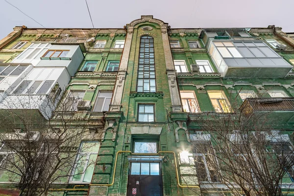 Stará Vyvýšená Činžovní Budova Století Noci Městě Kyjev Ukrajina Únor — Stock fotografie
