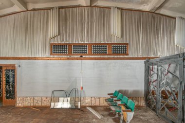 Terk edilmiş boş Sovyet toplantı salonu..