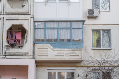 Eski bir Sovyet çok katlı panelin balkonunda. Zhytomyr, Ukrayna - Şubat, 2022.