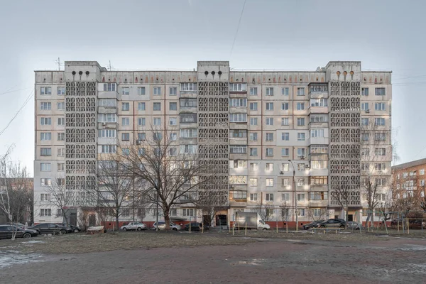 Altes Sowjetisches Plattenbau Mehrfamilienhaus Mit Neun Stockwerken Und Drei Eingängen — Stockfoto