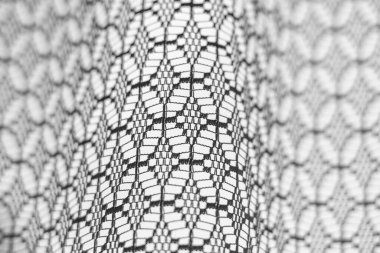 Eski bir tül penceresini kapat.