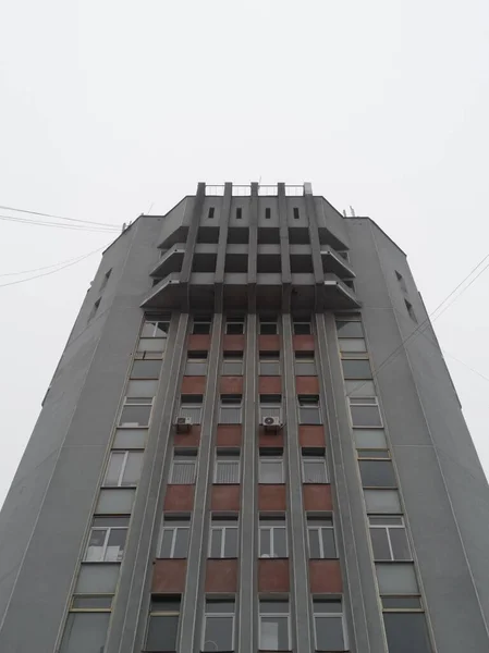 Πολυώροφο Τσιμεντένιο Κτίριο Στυλ Μοντερνισμού Kamianets Podilskyi Ουκρανία Νοέμβριος 2021 — Φωτογραφία Αρχείου
