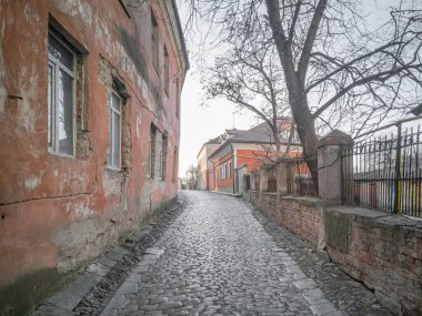 Ortaçağ Avrupa şehir caddesi bomboş. Kamianets-Podilskyi, Khmelnytsky oblast, Ukrayna - Mart 2022.