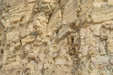 Taş ocağında bir kayanın kireç taşı kesimi.