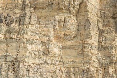 Taş ocağında bir kayanın kireç taşı kesimi.