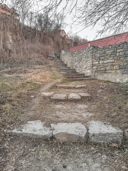 中世の石の屋外は中世の都市への通りの階段を破った ウクライナのカマニエツ ポディルスキー — ストック写真