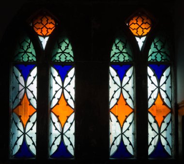 Neo-Gotik tarzında iki vitraylı pencere. Sts. Peter ve Paul Katedrali, Kamianets-Podilskyi, Ukrayna.