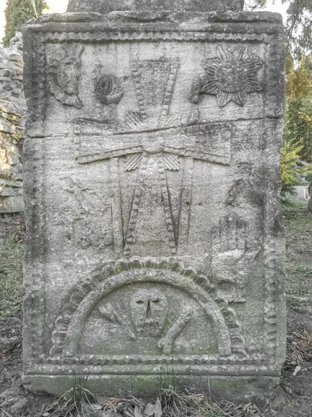 Pedra Tumular Medieval Com Imagem Cruz Crânio Com Ossos Enterro — Fotografia de Stock