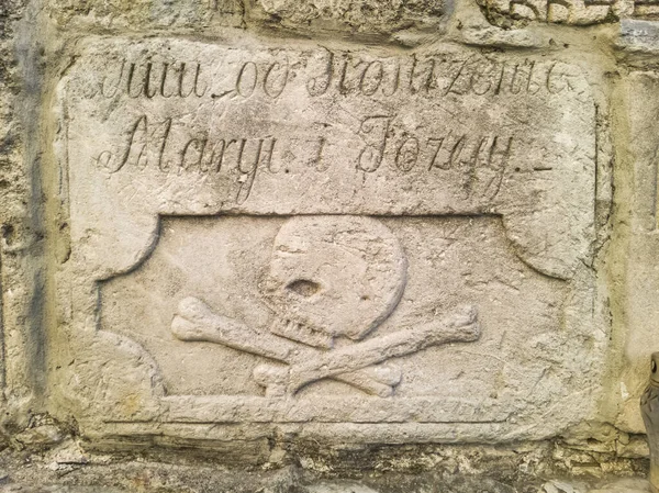 Pedra Tumular Medieval Com Imagem Crânio Com Ossos Enterro Católico — Fotografia de Stock